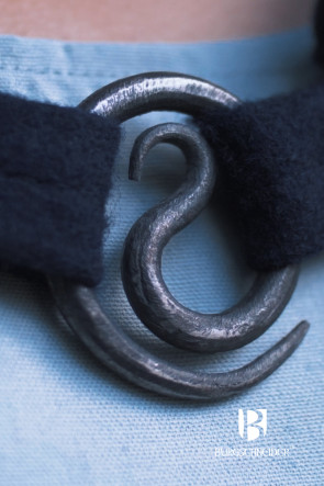 Cloak Set Hibernus with spiral brooch